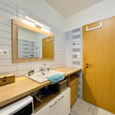 Corvin - Free Parking-